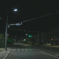 夜間の信号機と横断歩道があるモンゴルの静寂な交差点の写真