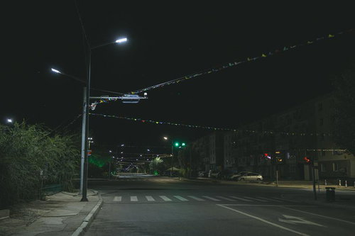 夜間の信号機と横断歩道があるモンゴルの静寂な交差点