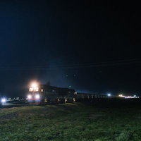 モンゴルの夜間走行を続ける貨物列車の鉄道輸送の写真