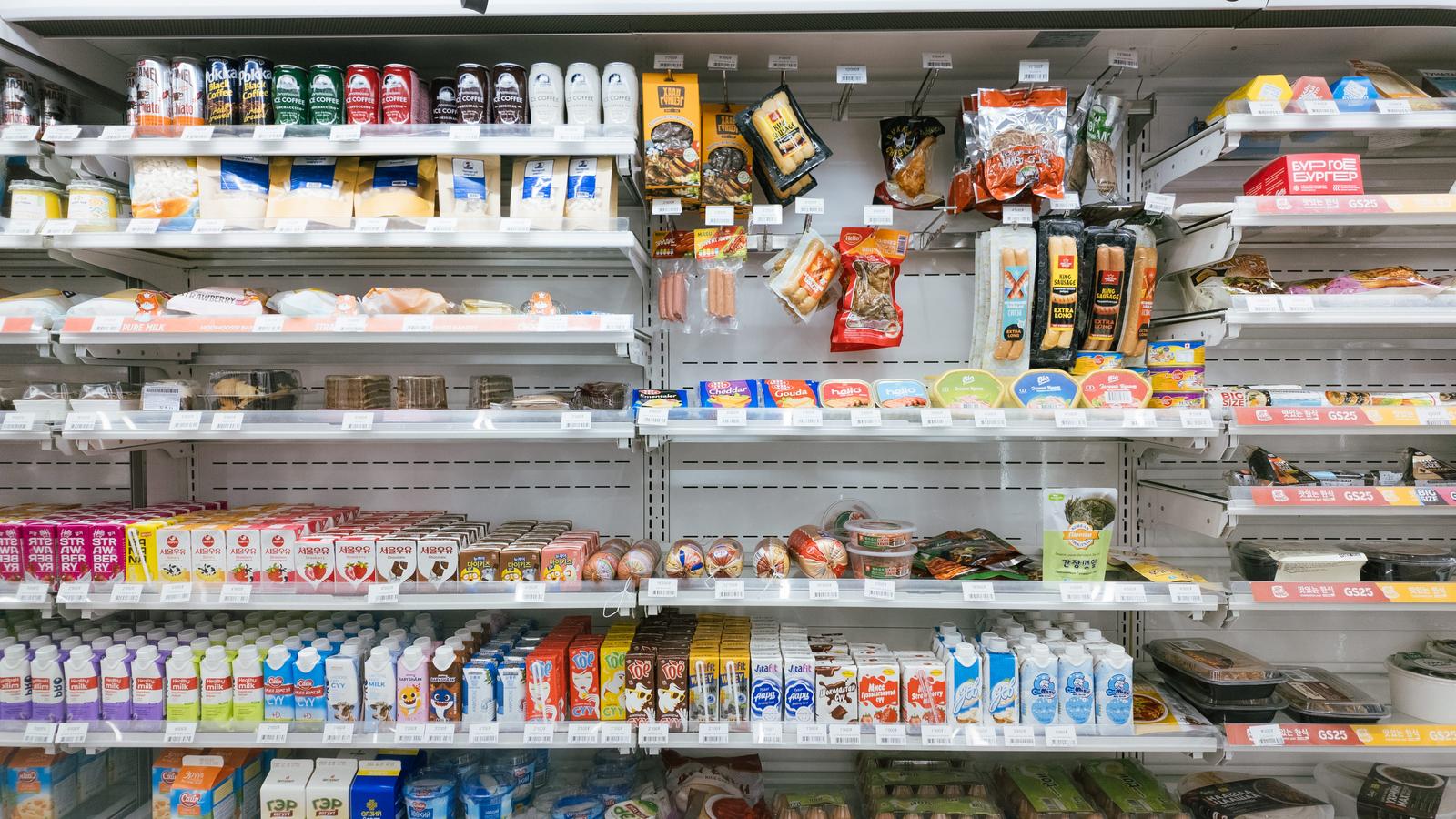 モンゴルのコンビニの白い冷蔵棚に陳列された乳製品と飲料