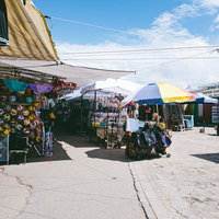 モンゴル・ナラントール市場のスポーツ用品売り場の写真