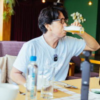 ビールをうまそうに飲み干す眼鏡をかけた男性の写真