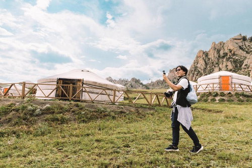 モンゴルの遊牧民が暮らす移動式住居（ゲル）を見て回るYouTuber