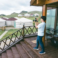 モンゴルの旅宿泊ゲルを撮影する男性カメラマンの写真