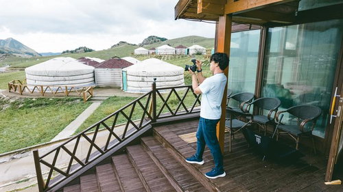 モンゴルの旅宿泊ゲルを撮影する男性カメラマン