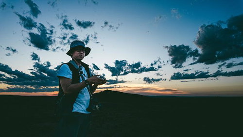 夕焼け空でドローンを操縦するYouTuber兼旅人