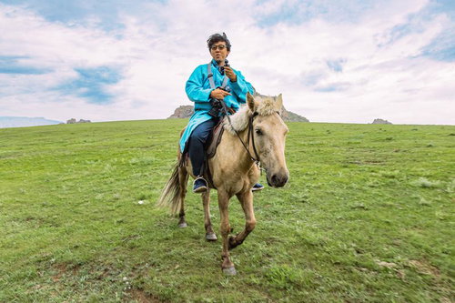 モンゴルの衣装を着て乗馬を楽しむYouTuber