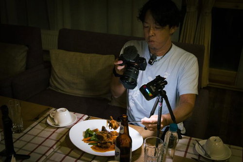 モンゴル料理をカメラで捉えるYouTuberの様子