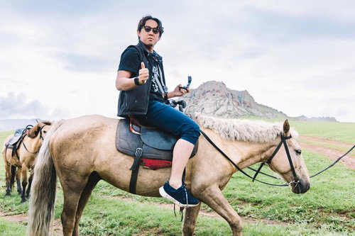 モンゴルの草原で乗馬する男性YouTuber