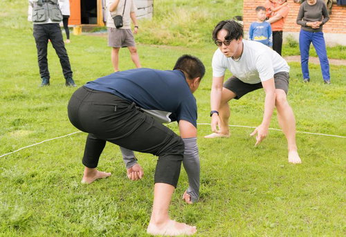 芝生の上で繰り広げられるモンゴル相撲の熱戦