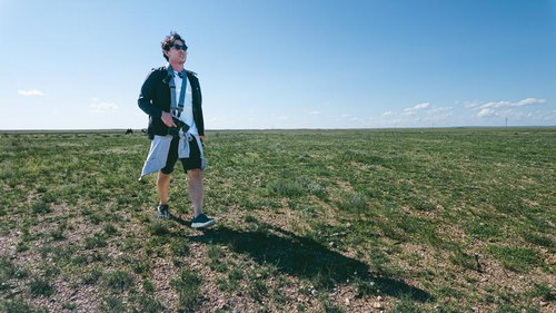 モンゴルの草原で撮れ高を考えて歩くトラベラー