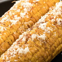 黒胡椒とチーズの塩気が病みつきになる焼きとうもろこしの写真