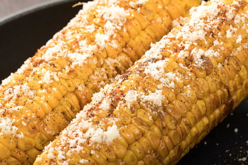 黒胡椒とチーズの塩気が病みつきになる焼きとうもろこし