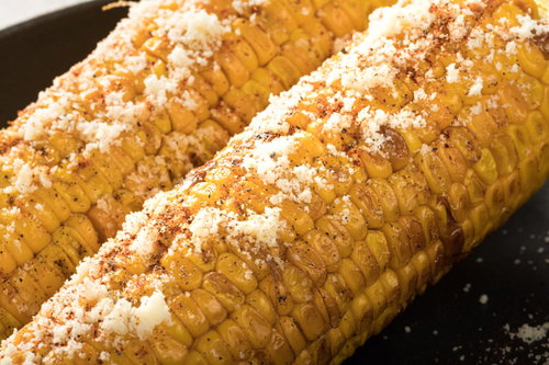 粉チーズと黒胡椒をかけた焼きとうもろこし