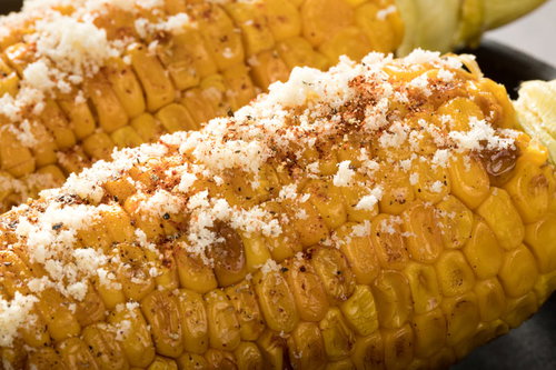 こんがり焼いたとうもろこしに、パルメザンチーズと黒胡椒をたっぷり