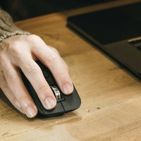 ポインティングデバイスを操作する右手のPC作業の写真