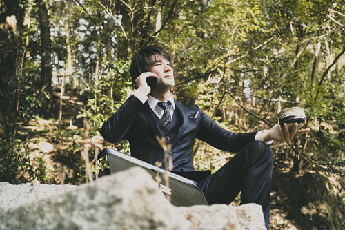 お茶しながらクレーム対応を聞き流すやり手の営業マン