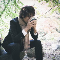 ズーズッズズーと抹茶をすする和服姿の男性の写真