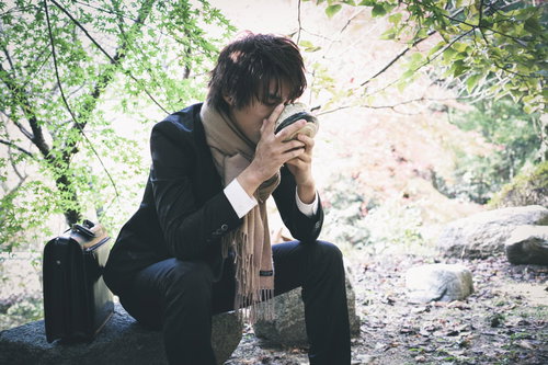 ズーズッズズーと抹茶をすする和服姿の男性