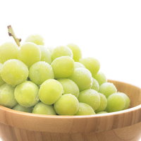 木製ボウルに盛られた高級なシャインマスカットの写真