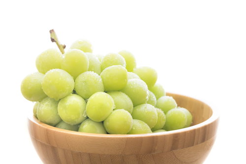 木製ボウルに盛られた高級なシャインマスカット