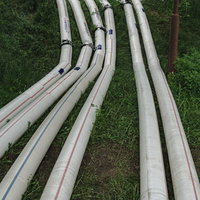 草地に伸びる排水ホースの写真