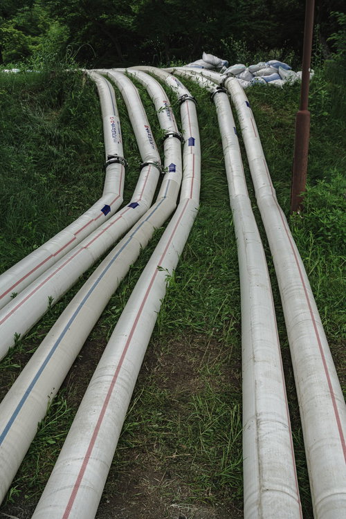 草地に伸びる排水ホース