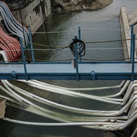 明治用水頭首工の取水口付近に何本も降ろされたホースの写真