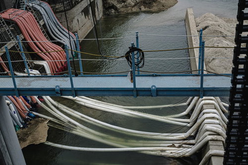 明治用水頭首工の取水口付近に何本も降ろされたホース