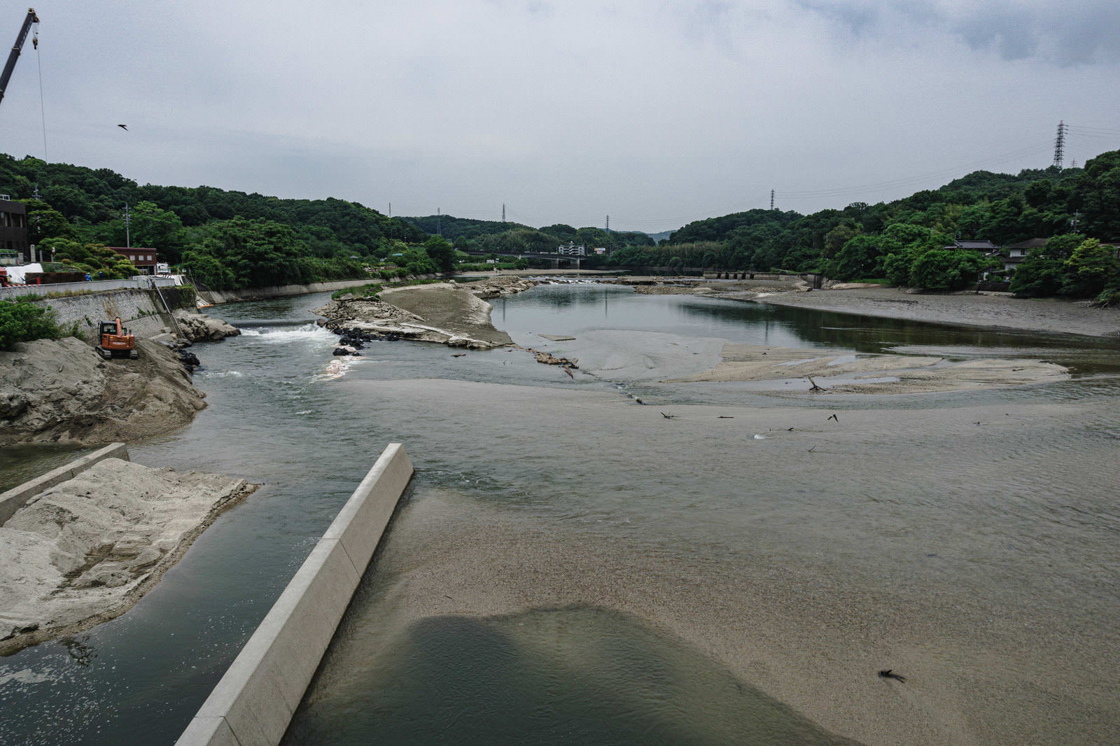 明治用水頭首工の天端から見た矢作川上流の景観。湖底が露出し旧頭首工が見える