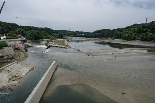 明治用水頭首工の天端から所々湖底がのぞき旧頭首工も姿を現した上流方面を見る