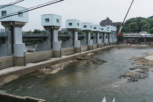 漏水箇所がある明治用水頭首工上流左岸付近の様子と土台付近まで露わになった堤体