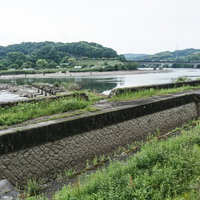 明治用水頭首工ダム湖左岸に残る旧頭首工の船通し跡とそこから伸びる普段は水面下の旧頭首工堰堤跡と対岸の砂地の写真