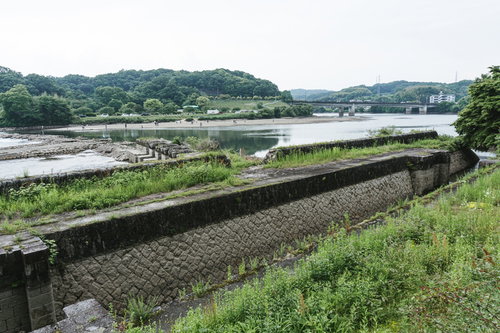 明治用水頭首工ダム湖左岸に残る旧頭首工の船通し跡とそこから伸びる普段は水面下の旧頭首工堰堤跡と対岸の砂地