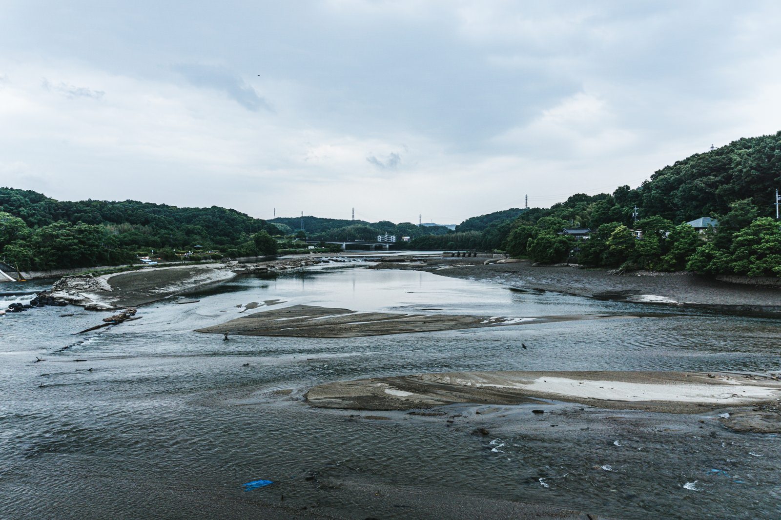 水位が下がって湖底が露出したダム湖の風景