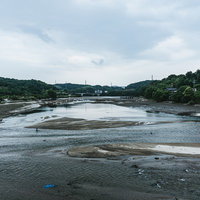 天端から水が減り湖底が何か所も露わになったダム湖を見るの写真
