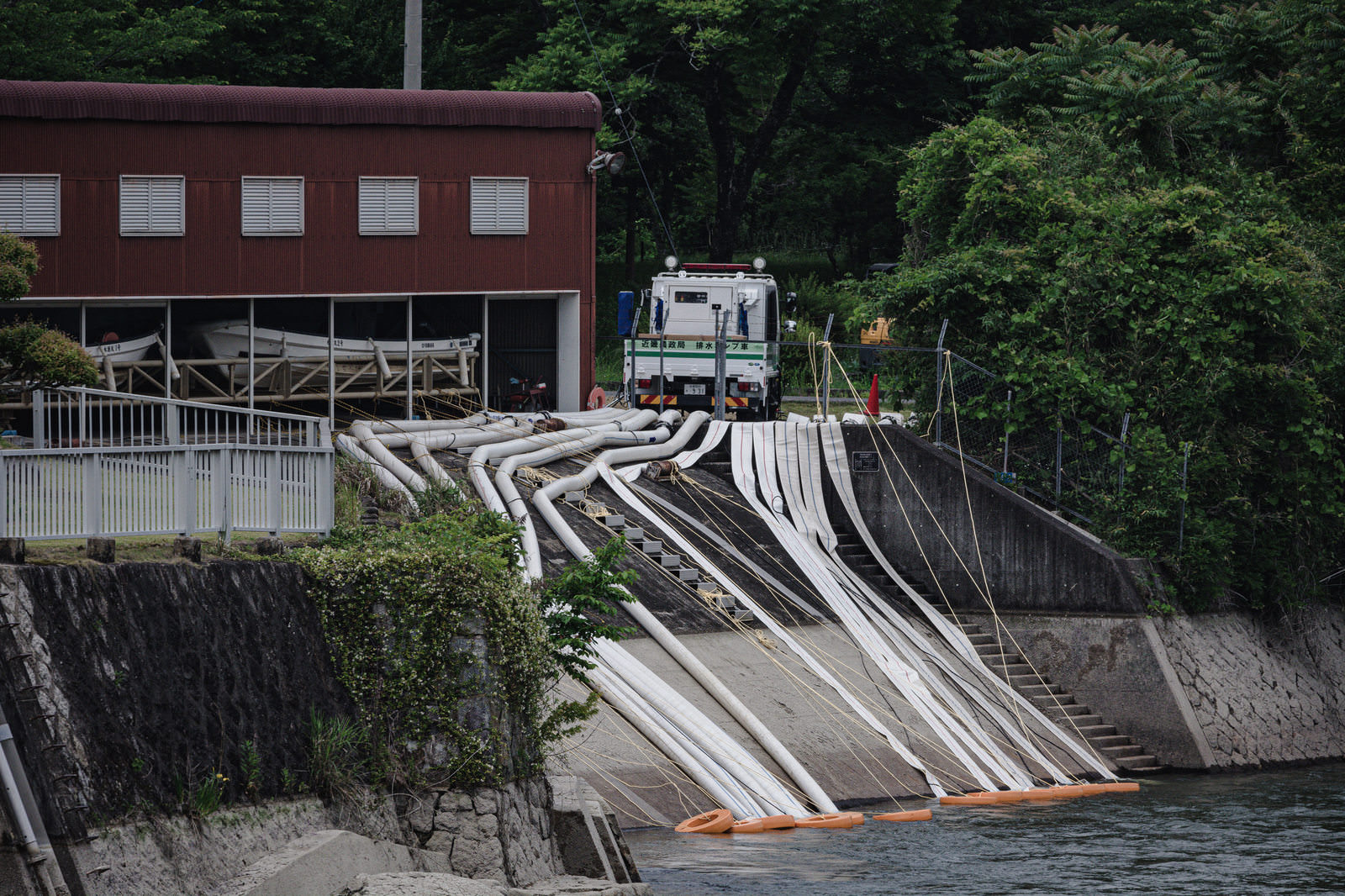 河川の取水設備から川面に向かって伸びるホース