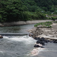 白く変色して見える普段は水没している護岸の石組みが露わになっている頭首工天端から見た右岸の様子と旧頭首工導水路跡の写真