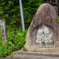 応桑諏訪神社の双体道祖神と境内の風景、縁結びのご利益で知られた石像の写真