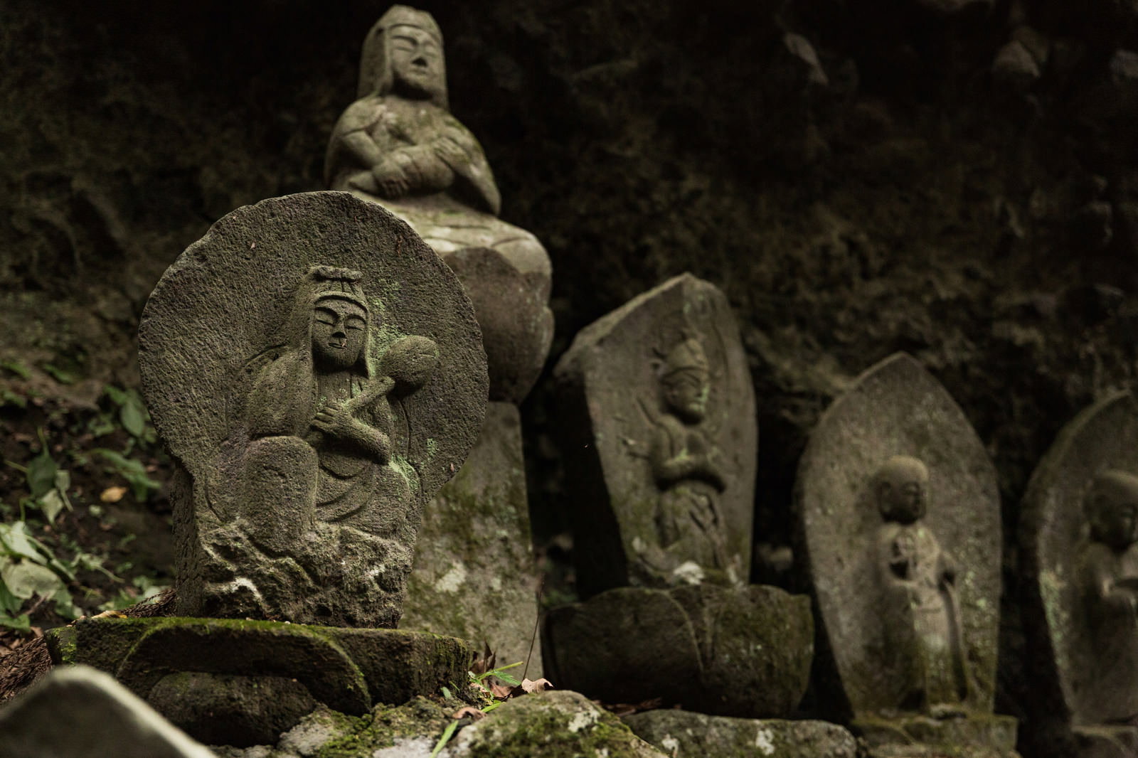 洞穴に並ぶ滝沢観音石仏群の石像たち