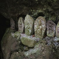 岩陰の窪みに安置された聖観音 滝沢観音石仏群の写真