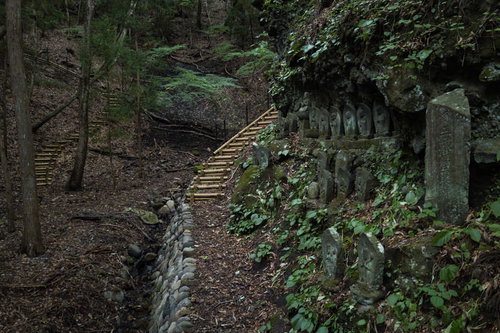 山間にある滝沢観音石仏群の様子