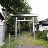 北軽井沢駅近くの牧宮神社の朱色の鳥居と参道の写真