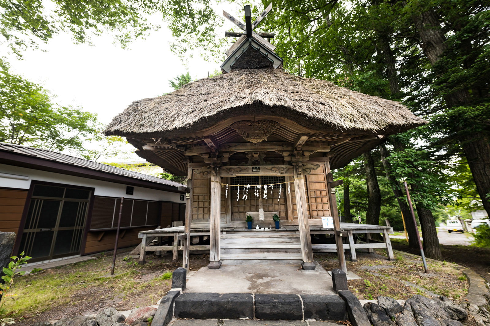 長野原町・牧宮神社の空撮と大杉