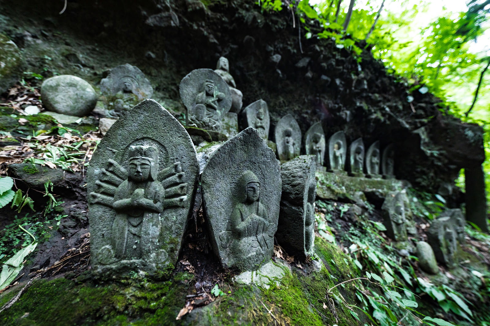 苔むした岩に彫られた滝沢観音石仏群の石仏たち
