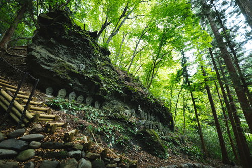深緑の森に包まれた滝沢観音石仏群の古い石仏たち