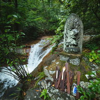 荒澤不動明王（長野原町）の岩壁石仏群の写真