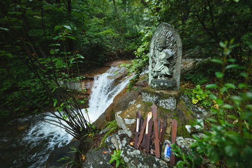 荒澤不動明王（長野原町）の岩壁石仏群