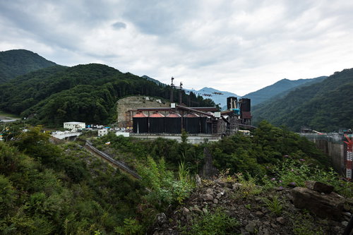 八ッ場ダムの大規模コンクリート製造施設と山間部の建設工事現場