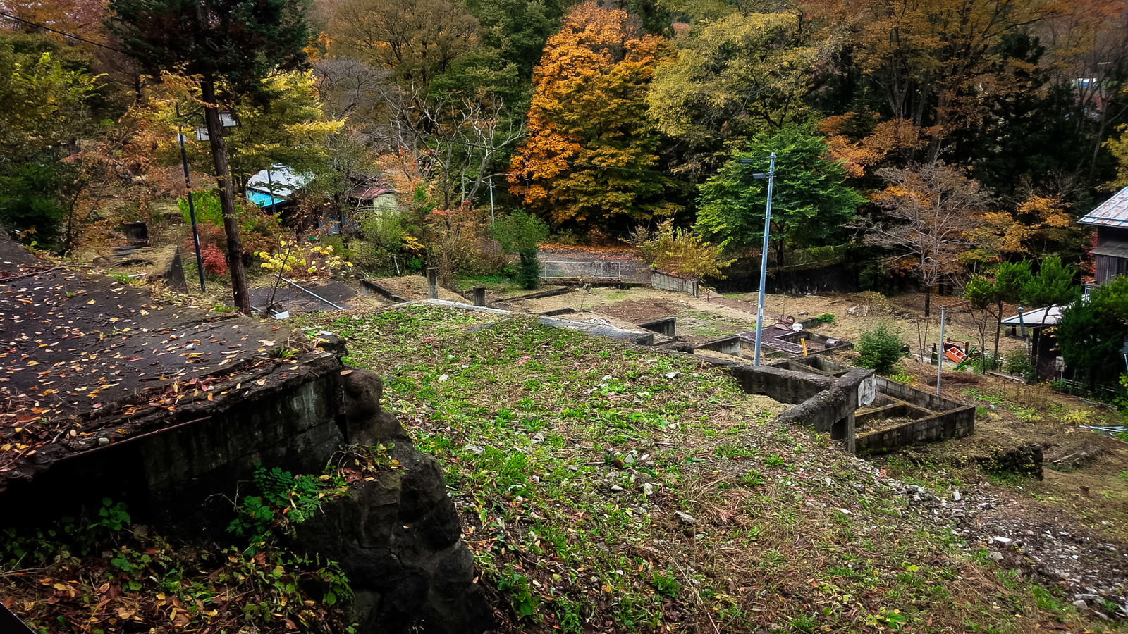 八ッ場ダム建設による水没予定地となった旧川原湯温泉街跡の秋の風景